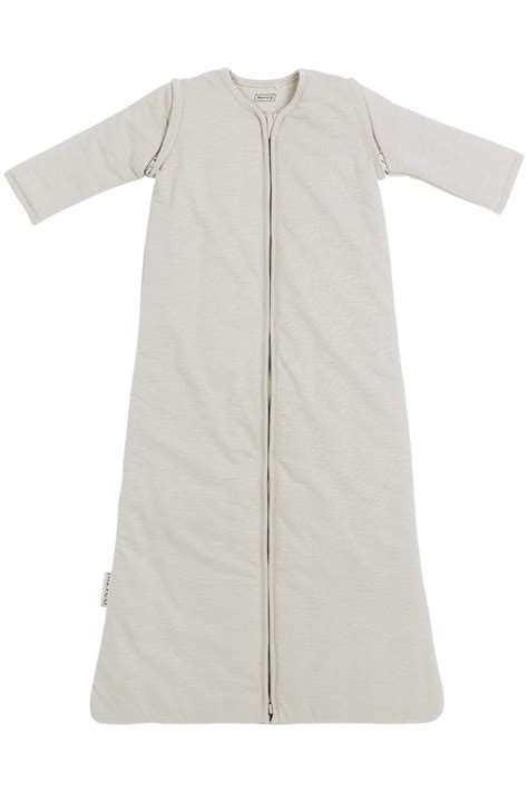 Afbeelding van een Kruidvat babyslaapzak met afritsbare mouwen en een pyjama met envelophals