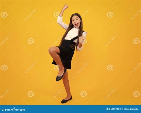 een kind dat enthousiast een vislijn optrekt