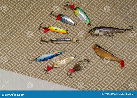 verschillende soorten aas en een flesje vislokmiddel