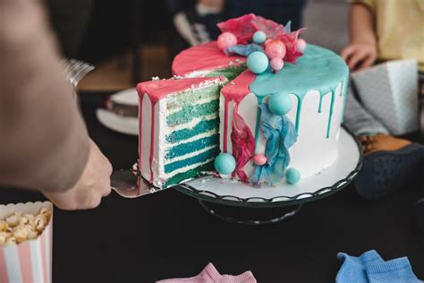 Illustratie van diverse gender reveal ideeën: taart, ballonnen, confetti, rookbom, koekjes.