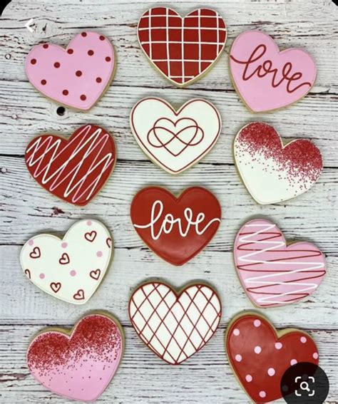 Voorbeelden van gepersonaliseerde koekjes met verschillende vormen en opdrukken.