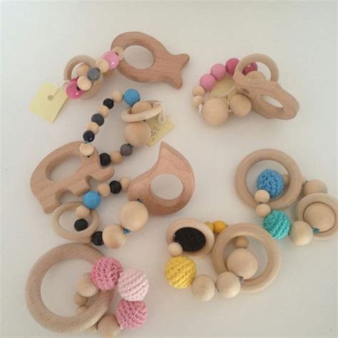 Een selectie van houten rammelaars en bijtringen voor baby's.