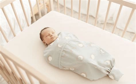 Illustratie van een baby die vredig slaapt in een Puckababy inbakerslaapzak