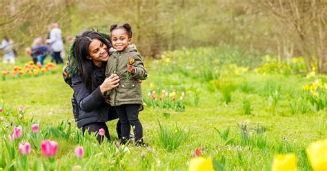 Illustratie van een vrouw die zich concentreert tijdens een hevige wee in de overgangsfase.