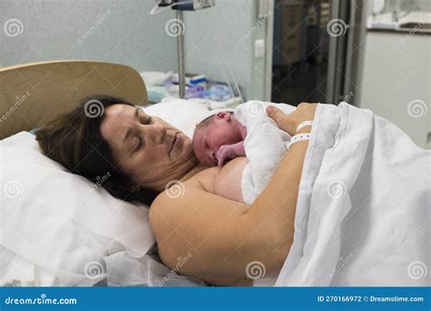 Pasgeboren baby op de borst van de moeder direct na de geboorte.