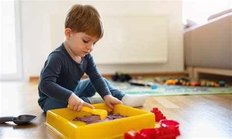 Illustratie van een peuter die zelfstandig probeert te spelen