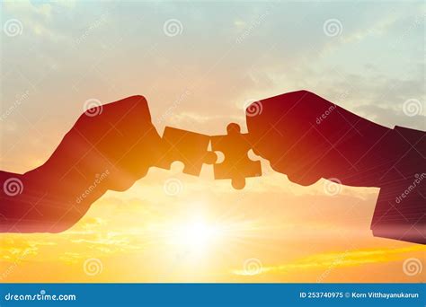 Illustratie van ochtendmisselijkheid, met een vrouw die naast haar bed eet