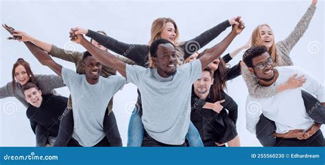 Een groep mensen die lachend instapt in diverse Volkswagen Kevers.