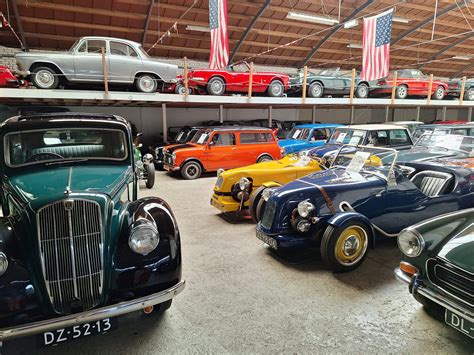 Een selectie van diverse klassieke auto's, waaronder Kevers, opgesteld voor een evenement.