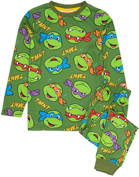 Een kind dat een Teenage Mutant Ninja Turtles pyjama draagt