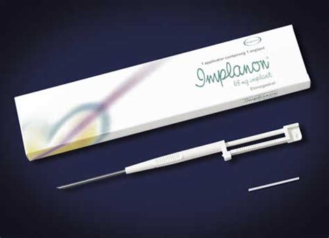 Illustratie van een Implanon staafje naast een lucifer om de grootte aan te geven.