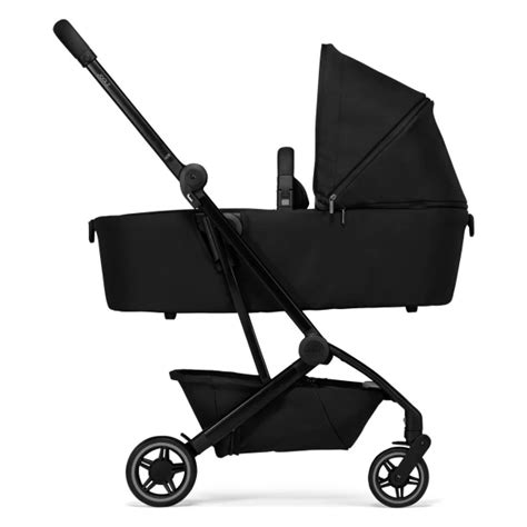 Joolz Aer+ met reiswieg in een stedelijke omgeving