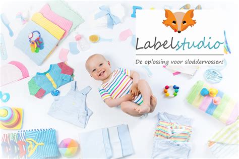 Overzicht van essentiële babykleding en verzorgingsartikelen.