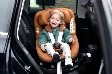 Collage van verschillende Maxi-Cosi reserveonderdelen voor kinderwagens en autostoeltjes.