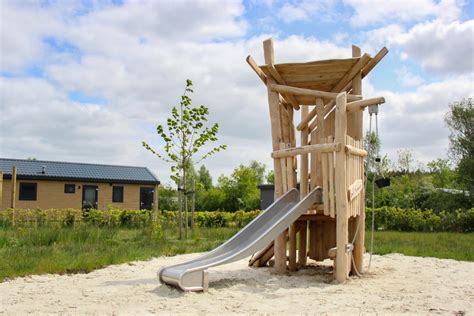 Kinderopvanglocatie met speeltoestellen buiten