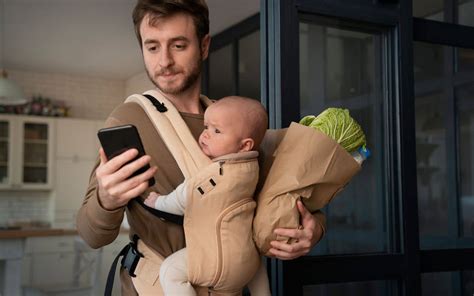 Baby die comfortabel in een draagzak zit tijdens het boarden van een vliegtuig