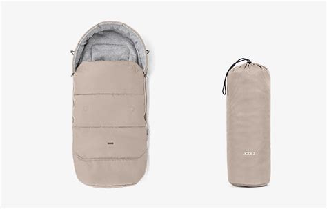 Illustratie van een kartonnen verpakking van de Joolz voetenzak die omgetoverd wordt tot een slak.