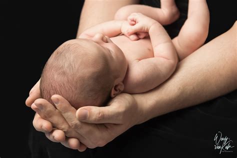 Een thematische foto van een pasgeboren baby in een koninklijke omgeving.