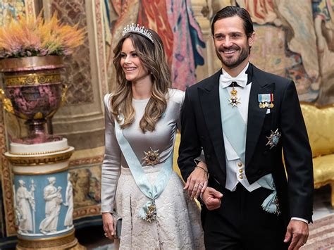 Een foto van Prins Willem-Alexander en Prinses Máxima die hun pasgeboren dochter aan de pers tonen.