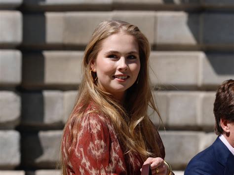 Een foto van Prinses Amalia in haar jeugd of tijdens een officiële gelegenheid.