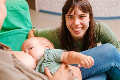 Illustratie van een baby die aan de borst drinkt, met een vergelijking naar een fopspeen.
