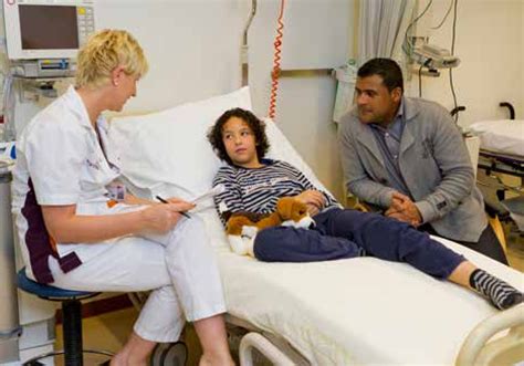 Illustratie van een kind dat door een verpleegkundige wordt onderzocht in een consultatiebureau.