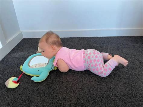 Baby die tummy time doet op een zachte ondergrond