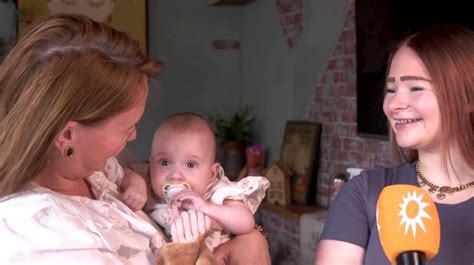 baby Billie-Jean Wildeman in een te grote outfit