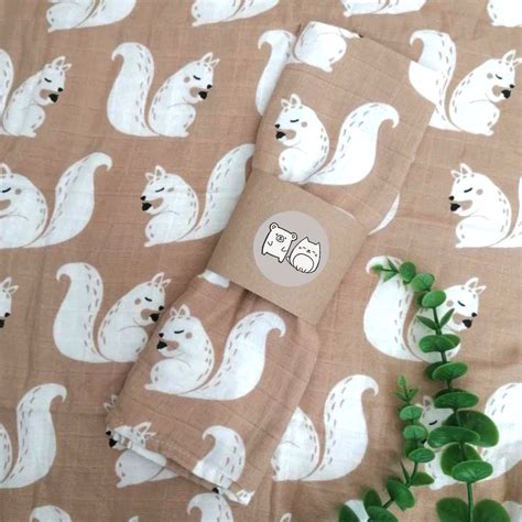 close-up van verschillende draagdoekstoffen: katoen, bamboe, elastaan