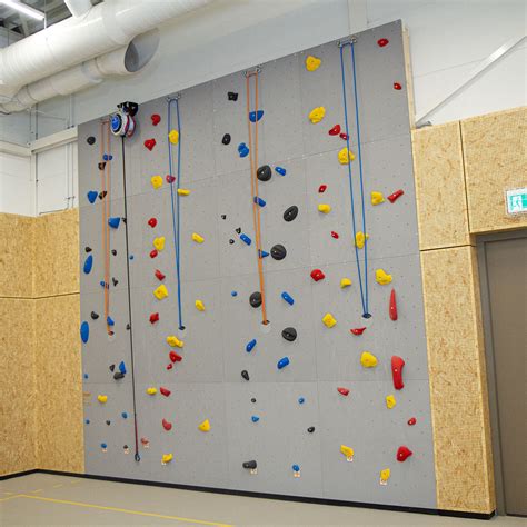 Voorbeeld van een klimwand met schuine en overhangende elementen voor extra uitdaging