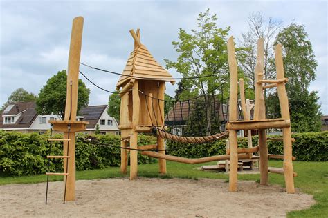 Overzicht van verschillende klimtoestellen voor kinderen, waaronder klimparken, thema-speeltoestellen en ruimtenetten