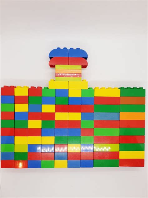 Illustratie van een kind dat eenvoudige LEGO DUPLO blokken stapelt.