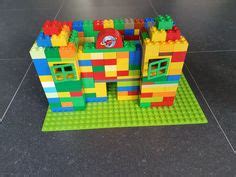 Overzicht van diverse creatieve DUPLO bouwwerken, zoals een zwembad, piano, raket en brug.