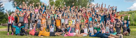 Groepsfoto van kinderen en ouders tijdens een zwemactiviteit