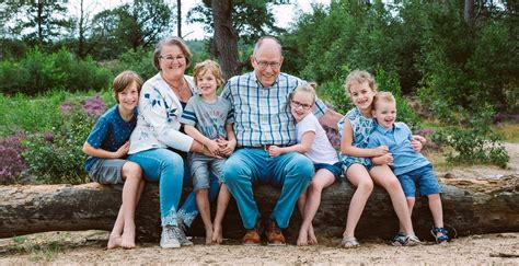 Familiefoto met meerdere generaties, ter illustratie van de traditie van vernoeming