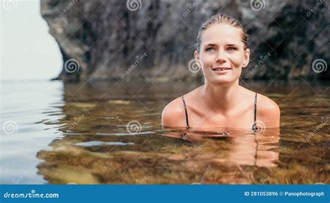 Vrouw zwemt rustig in de zee