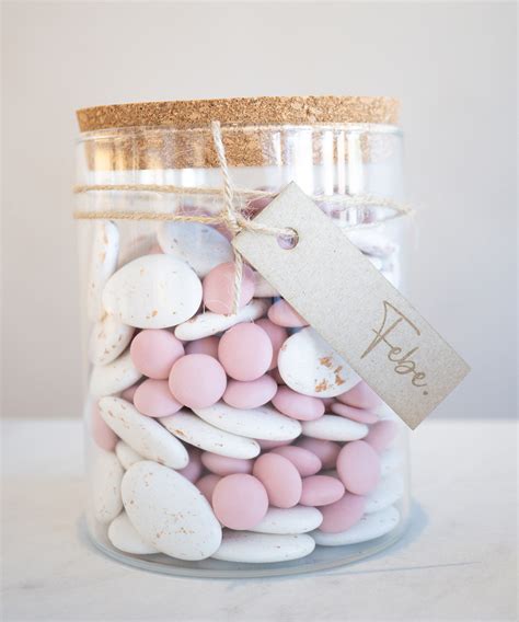 Foto van diverse doopsuikerdoosjes gevuld met suikerbonen.