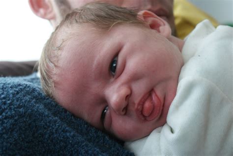 foto van een ouder die gekke bekken trekt naar een lachende baby