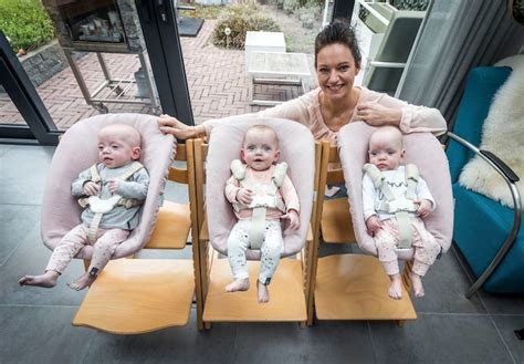 Illustratie van een gezin met een drieling, symboliserend de behoefte aan extra ondersteuning.