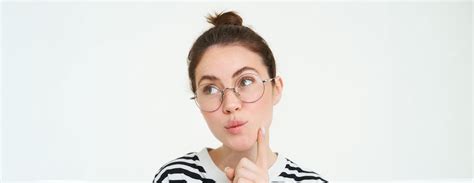 een stilistisch ogende afbeelding van een vrouw die nadenkt in een rustige omgeving