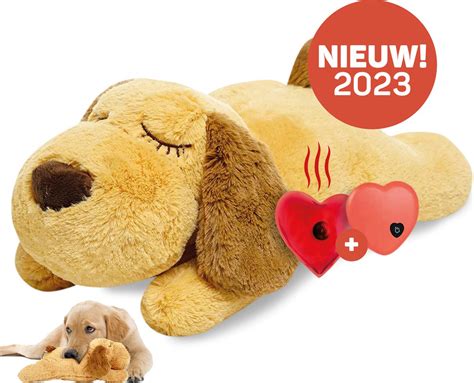 Een hondenknuffel zonder vulling, die een hond voorzichtig vasthoudt