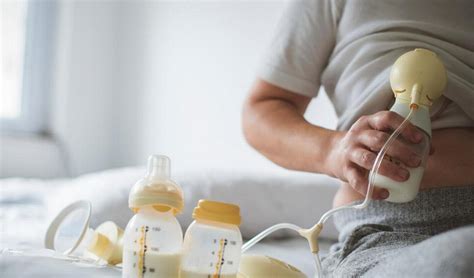 Illustratie van een druppel moedermelk die in het neusje van een baby wordt gedruppeld.