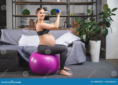 Een zwangere vrouw die rustig oefent