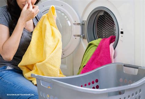 Illustratie van stoffen kinderwagenonderdelen die in de wasmachine worden gewassen