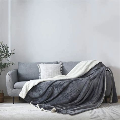 Een baby op een zachte, crème kleurige deken met een subtiele textuur, met zacht licht van de zijkant.