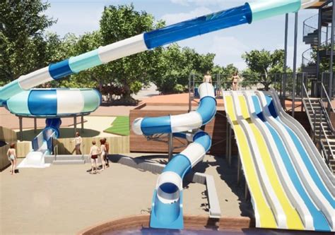 Kinderen die met plezier van een glijbaan roetsjen in een zwemparadijs.