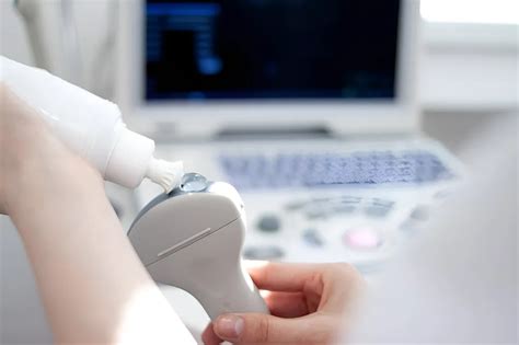 Illustratie van een mammografieapparaat en een echografie van de borst.