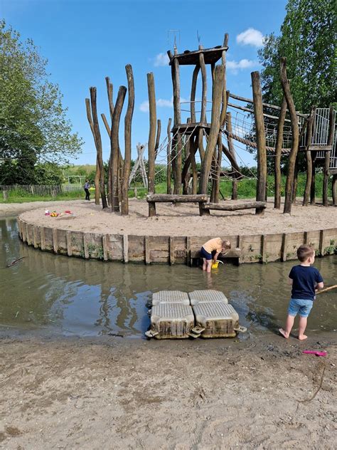 Kinderen spelen in een natuurspeeltuin