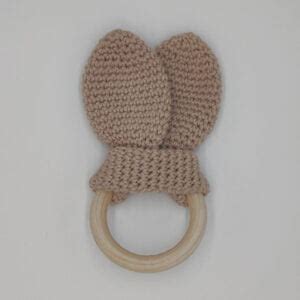 Gedetailleerde afbeelding van het gehaakte bijtkonijntje met bijtringen