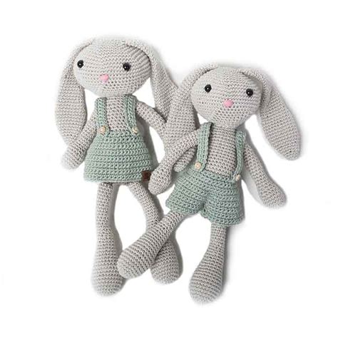 Foto van een gehaakte konijnen knuffel met lange armen en benen